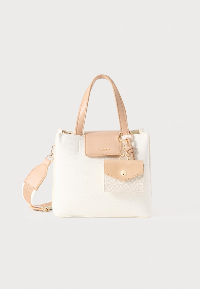 Sac à main structuré blanc avec accents en cuir beige clair. Comprend deux poignées courtes, une sangle ajustable et une petite poche amovible.