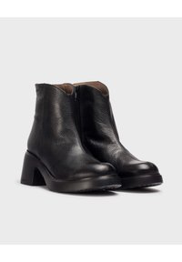 Botas de tobillo de cuero negro con un acabado texturizado, que cuentan con una cremallera lateral, punta redonda y un tacón grueso negro.