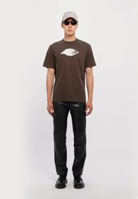 WOOD WOOD BOBBY EYE HEART  - Print T-shirt - mahogany