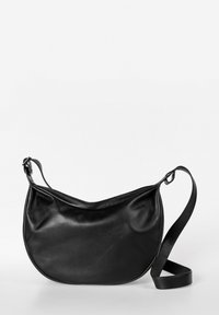 Borsa a spalla nera in pelle con una texture liscia, forma curva e una larga tracolla regolabile. Presenta una chiusura con zip superiore.