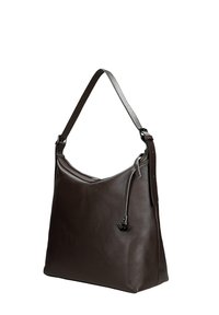 Hnědá kožená kabelka s texturou kamínků, s jedním nastavitelným popruhem, volným tvarem a jemným kovovým detailem u spodu.