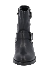 Bota de cuero negro hasta el tobillo con punta redondeada, que presenta dos correas metálicas con hebillas y un cierre lateral con cremallera. Textura suave y diseño minimalista.