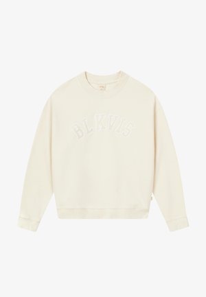 Krém színű, kerek nyakú pulóver hosszú ujjakkal, fehér betűkkel hímzett "BLKVIS" felirattal a mellkasán.
