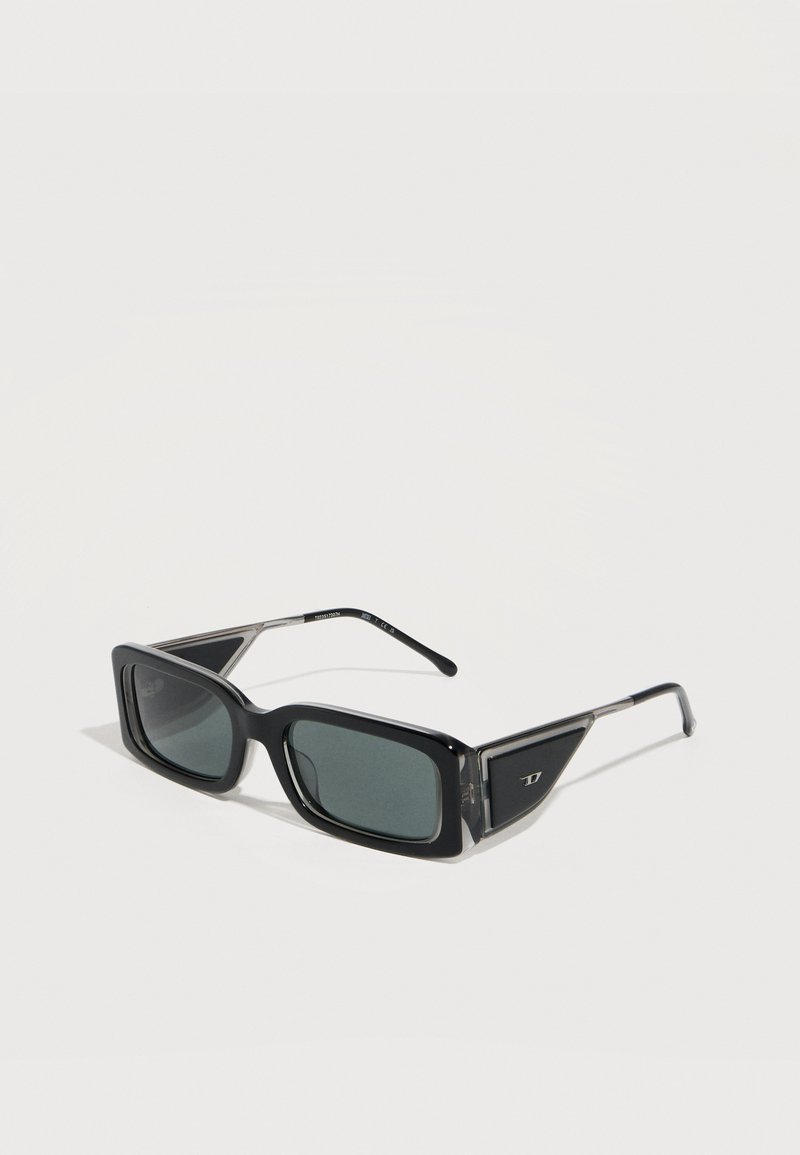 Μαύρα ορθογώνια γυαλιά ηλίου με σκούρους φακούς και ασημένιες λεπτομέρειες στα πλαϊνά, πάνω σε ανοιχτό φόντο.