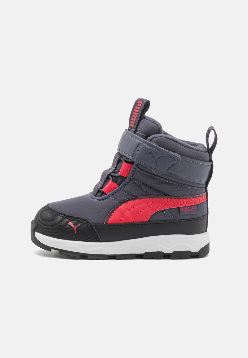 Graue und schwarze Stiefel mit pinken Akzenten, ausgestattet mit einem gepolsterten Kragen, Klettverschluss und strukturiertem Sohlen. Entworfen für Haltbarkeit und Komfort.