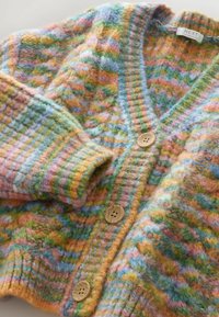 Mehrfarbige Strickjacke mit V-Ausschnitt, drei Holzknöpfen und einem strukturierten Muster in sanften Tönen von Grün, Pink und Blau.
