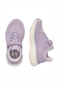 Violet urheilukengät, joissa on hengittävä verkko-osa, nauha- ja tarrakiinnitys, pehmustettu pohja ja tekstuurinen yksityiskohta.