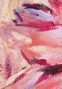 Textil mit einem abstrakten Muster in verschiedenen Schattierungen von Rosa, Rot und Lavendel. Die Textur ist gewebt und hat ein weiches, multidimensionales Finish.