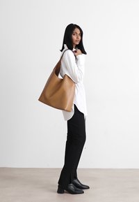 COACH BROOKLYN SHOULDER BAG - Pirkinių krepšys - honey brown