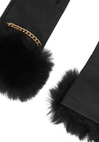 Melnās ādas cimdi ar melnu kažokādas apkakli un zelta ķēdes akcentu vienā pusē. Tekstūrētu kažokādu un gludu ādu vizuāli kontrastē.