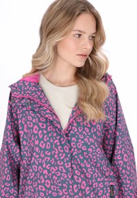 Sötétkék és rózsaszín tigrismintás dzseki, elöl cipzárral, állítható kapucnival és puha, sima tapintású anyagból.