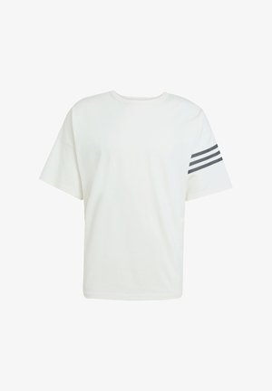 Camiseta de algodón blanca con cuello redondo y mangas cortas. Presenta tres franjas horizontales grises en la manga izquierda. Textura suave.