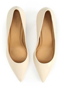 Escarpins en cuir beige à bout pointu avec une finition lisse, semelle plate et détails de coutures minimalistes. L'intérieur est doté d'une semelle intérieure rembourrée de couleur marron clair.