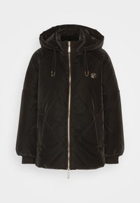 Giacca a vento nera con cappuccio, design a diamante trapuntato, chiusura con zip frontale, dettagli in metallo dorato e lacci regolabili al collo.