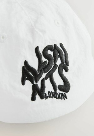 Valkoinen baseball-lippalakki, jossa musta kirjailtu teksti "ALLSAINTS LONDON." Valmistettu sileästä kankaasta ja rakenteeltaan jämäkkä.