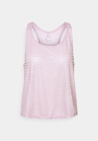 Vaaleanpunainen Nike Pro Dri-Fit hihaton urheilutoppi, jossa on hienovarainen pisteaalto-kuvio ja valkoinen Nike-raakaluokka etuosa.
