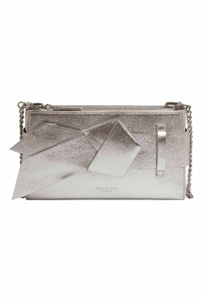 Pochette métallique argentée avec un design plié géométrique, fermeture par zip, bandoulière en chaîne amovible et finition lisse.