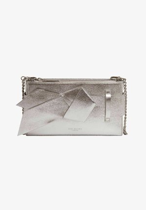 Pochette métallique argentée avec un design plié géométrique, fermeture par zip, bandoulière en chaîne amovible et finition lisse.