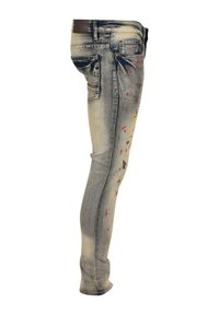 Falmede blå denimjeans har en slim fit, kontrasterende slitte områder og røde malingssprutdetaljer på foran og baklommene.