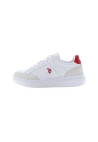 Sneaker bianco con accenti rossi e una sezione in suede grigio.Parte superiore in pelle liscia, dettagli perforati e una suola spessa bianca.