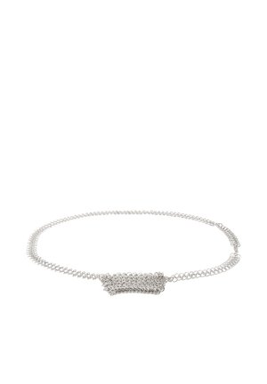 Srebrny naszyjnik o łańcuchowym wzorze z teksturowanym prostokątnym akcentem na środku. Minimalistyczna estetyka z polerowanym wykończeniem.