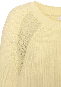 Jasnożółty sweter z dzianiny z fakturowanym dołem i koronkowym panelem na ramieniu, okrągłym dekoltem i ściągaczami na mankietach.