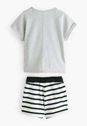 Hallide hall shirt, lühikeste varrukatega, seljaõmblusega, koos valgete lühikeste pükstega, millel on mustad horisontaalsed triibud ja elastne vöökoht.