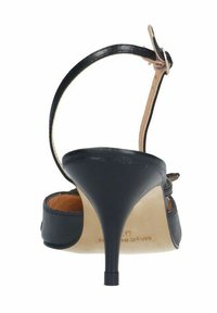 Sandale à talons hauts en cuir noir avec une bride à la cheville, un bout pointu et un talon aiguille ; la doublure intérieure visible est beige.