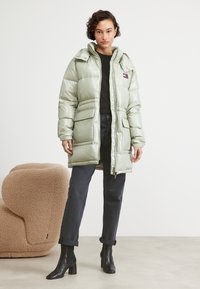 Tommy Jeans ALASKA PUFFER - Abrigo de plumas - faded willow