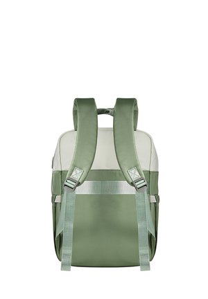 Zaino in tessuto verde e crema con spallacci regolabili, forma rettangolare, dettagli riflettenti e tasche laterali. Texture liscia.