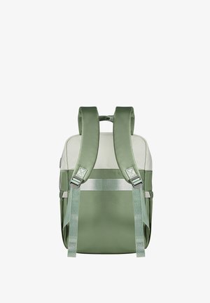 Zelena i krem torba na leđa od tkanine s podesivim trakama, pravokutnog oblika, reflektirajućim detaljima i bočnim džepovima. Glatka tekstura.