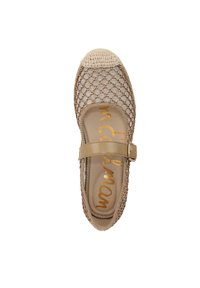 Scarpa intrecciata beige con punta rotonda e motivo testurizzato. Presenta una cinghia decorativa con fibbia e lettering dorato sulla soletta.