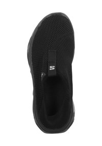 Svart slip-on sko med nettverksøvre og teksturert såle. Har en trekklapp ved hælen og minimal merking på siden.