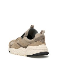 Sneaker in suede beige e beige chiaro con suola testurizzata, linguetta posteriore, intersuola maculata e dettaglio perforato nella sezione del tallone.