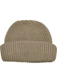 Olivenfarget strikket beanie-lue med ribbestruktur og brettkant, med avrundet topp og vertikalt søm-mønster gjennom hele.