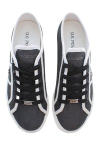 Mustat kangaskengät valkoisilla yksityiskohdilla, joissa on pyöreä kärki, nauhakiinnitys ja logo-tagi sivussa. Karkea pinta.