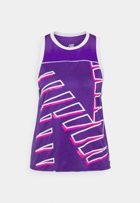 Fialový atletický tílko s bílým lemováním, zdobené geometrickými růžovými a bílými vzory na přední straně. Vyrobeno z prodyšné látky.