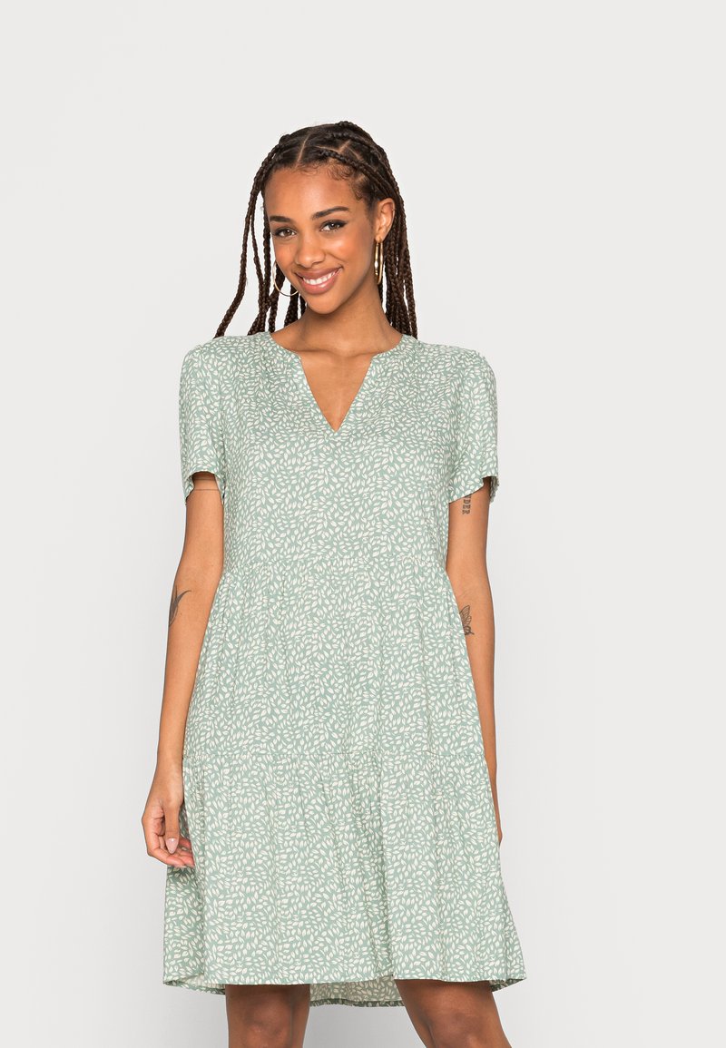 ONLY - ONLZALLY LIFE THEA DRESS - Hverdagskjole - green/white, Forstør