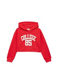 Punainen lyhyt huppari, jossa on huppu ja valkoinen "COLLEGE 85" -painatus edessä. Valmistettu pehmeästä materiaalista, pitkähihaisena ja ribbaushelma.