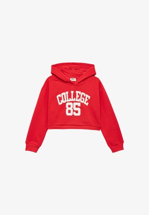 Punainen lyhyt huppari, jossa on huppu ja valkoinen "COLLEGE 85" -painatus edessä. Valmistettu pehmeästä materiaalista, pitkähihaisena ja ribbaushelma.
