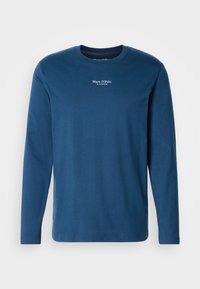 Langsleeve T-shirt van donkerblauwe katoen. Heeft een klassieke ronde halslijn en een klein wit logo op de borst. Soepele textuur.