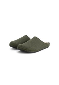 Een paar olijfgroene instap slippers met gesloten neuzen, zacht stoffen bovenwerk en zwarte rubberen zolen, weergegeven op een witte achtergrond.