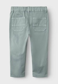 Pantaloni in misto cotone verde chiaro con vita elastica, due tasche posteriori e un design con gamba cropped. Tessuto liscio, cuciture semplici.