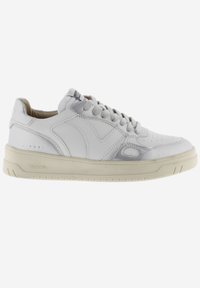 Sneakers bianchi in pelle con punta tonda, dettagli testurizzati, rifiniture grigio chiaro e suola in gomma beige con logo laterale.