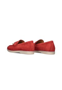 Rode suède loafers met een afgeronde neus en een decoratieve band. Heeft een lichtgekleurde zool en een gladde textuur. Ontworpen voor casual wear.