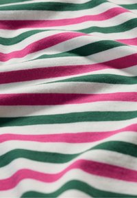 Katoenen stof met golvende strepen; kleuren zijn donker groen, roze en wit. Zachte textuur met een subtiele glans en variërende breedtes van de strepen.