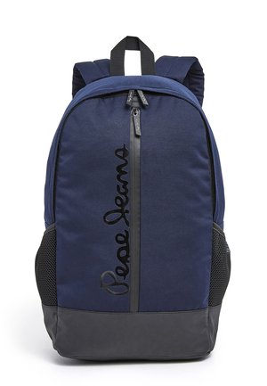 Mochila azul marino con una tela duradera, que cuenta con un bolsillo frontal con cremallera, bolsillos laterales de malla y un logo negro en la parte frontal.