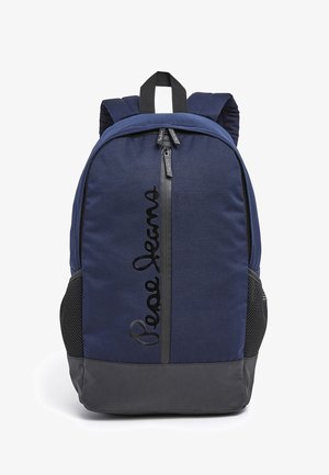 Mochila azul marino con una tela duradera, que cuenta con un bolsillo frontal con cremallera, bolsillos laterales de malla y un logo negro en la parte frontal.