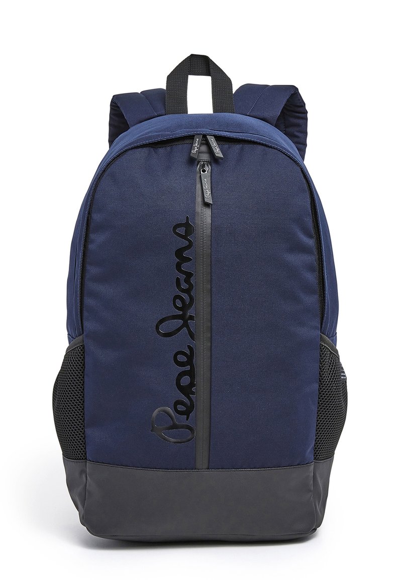Mochila azul marino con una tela duradera, que cuenta con un bolsillo frontal con cremallera, bolsillos laterales de malla y un logo negro en la parte frontal.