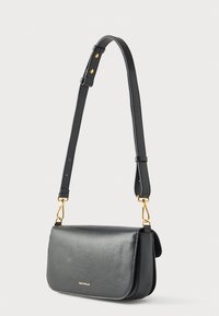 Schwarze Leder-Schultertasche mit verstellbarem Riemen, goldfarbenen Metallverschlüssen und kleinem goldfarbenem Markenlogo auf der vorderen Klappe.